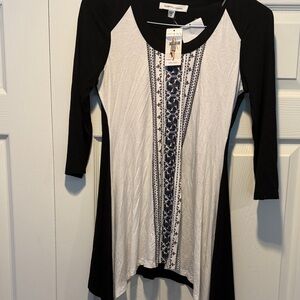 Karen Kane Black and White Tunic with Blue Accents
Kerchief hem ..size S